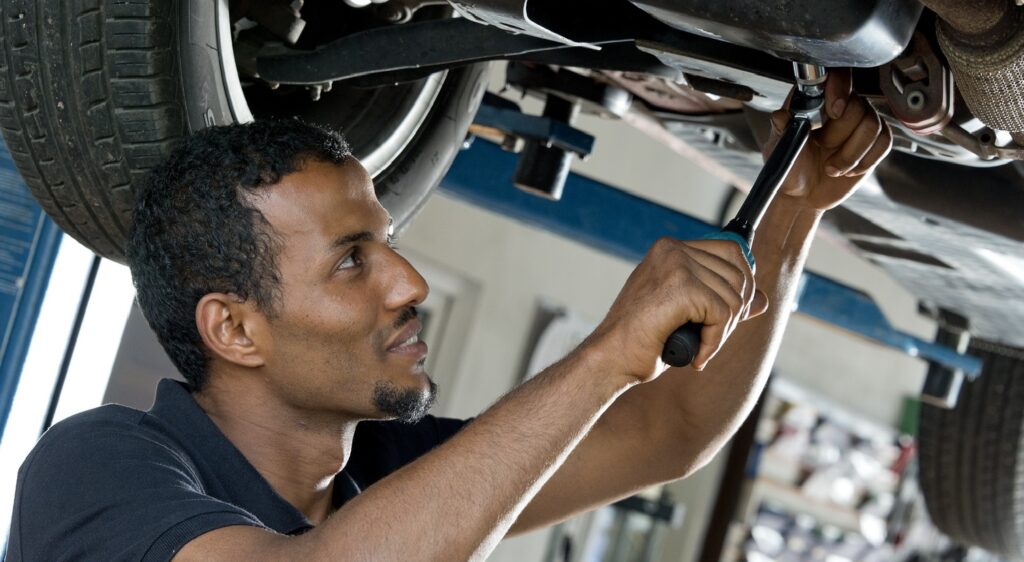 Mechatroniker unterm Auto