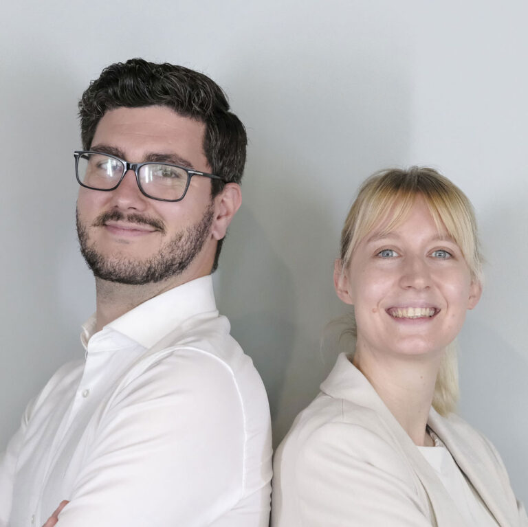 Zwei Mitarbeiter des Autohaus Spratter Ihrem Partner für SEAT Service und CUPRA Service in München Neuaubing