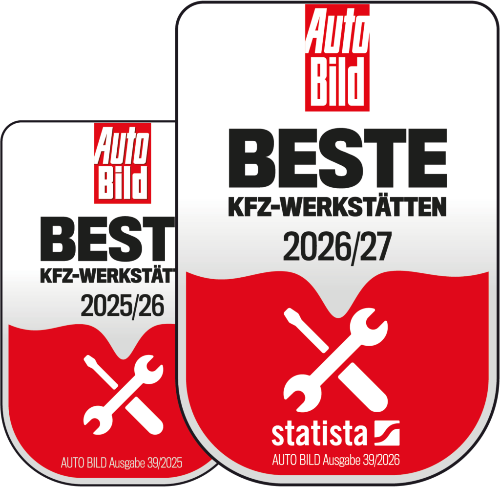 Zwei rote Siegel von Auto Bild und Statista mit gekreuztem Schraubenschlüssel und Schraubenzieher, die die Auszeichnung als "Beste KFZ-Werkstätten" für die aufeinanderfolgenden Jahre 2025/26 und 2026/27 zeigen, passend für den ausgezeichneten SEAT und CUPRA Service Partner Autohaus Spratter in München.