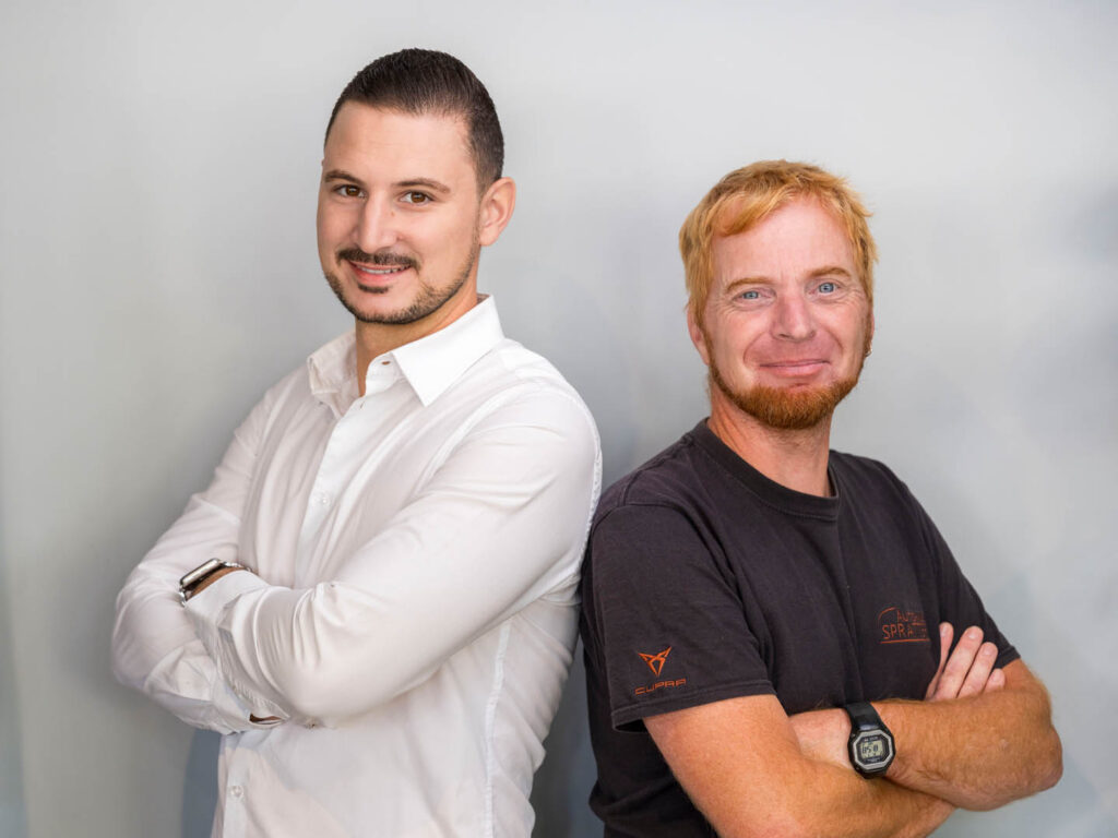 Ihre Ansprechpartner im Autohaus Spratter, der KFZ-Kaufmann Yasin Angin (links im Bild) und der Serviceberater Jens Hagen (rechts im Bild)