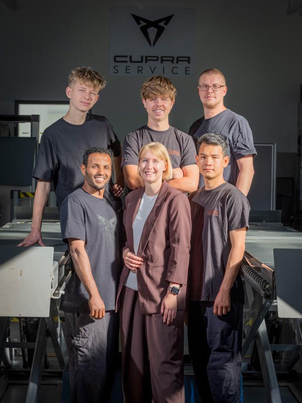 Das Service Team des Autohaus Spratter zusammen in der Werkstatt. 5 Mechaniker zusammen mit der Service-Leitung Laura Hammers