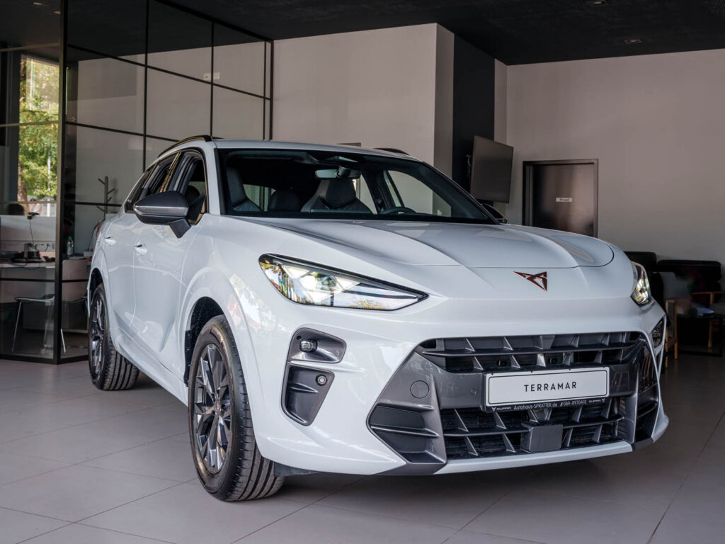 Ein weisses Auto vom Hersteller CUPRA Modell Terramar steht im Ausstellungsraum des Autohaus Spratter
